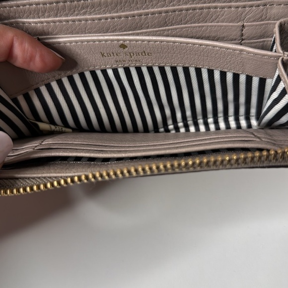 Kate Spade New York Cobble Hill Medium Lacey Wristlet in Warm Putty NWT - Picture 6 of 6